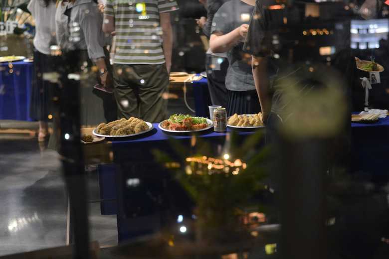 お酒やおつまみを楽しみながら交流できる「つまみーの」(提供:Sansan株式会社)