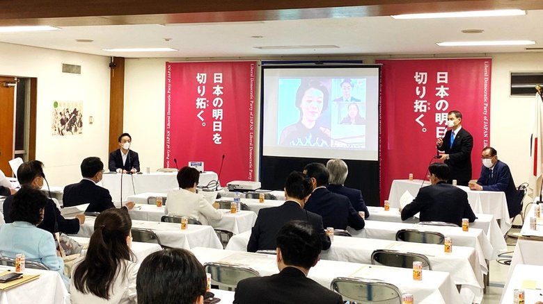 秋季入学制度検討ワーキングで意見を述べる中室教授