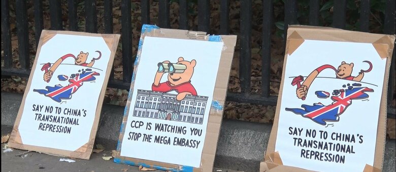 大使館建設反対のイラストには習近平主席を風刺する「くまのプーさん」