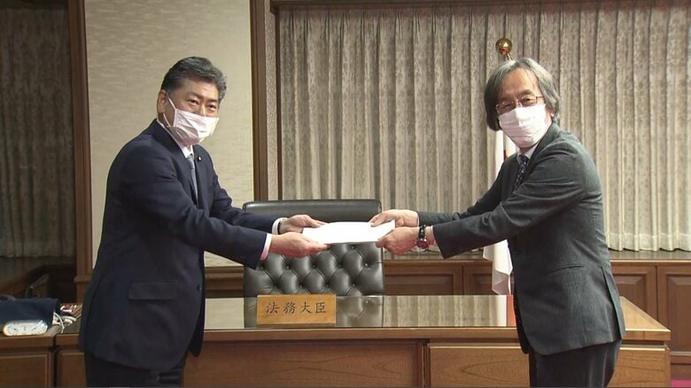 法制審が、古川法務大臣に対して、民法改正について答申した（14日午後5時半ごろ 法務省）