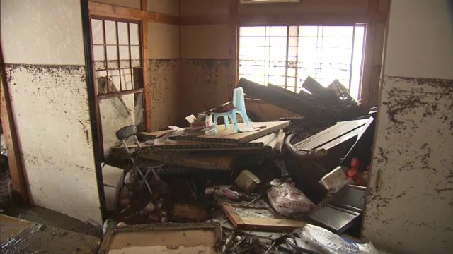 被災直後の根本さんの自宅　水のあとがくっきり　