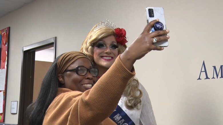 会場では写真を求められる姿も