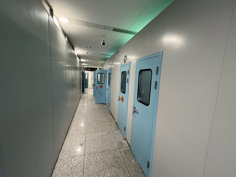 PCR検査のための個室が並ぶ