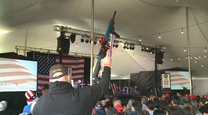 突き上げたAR15型ライフル