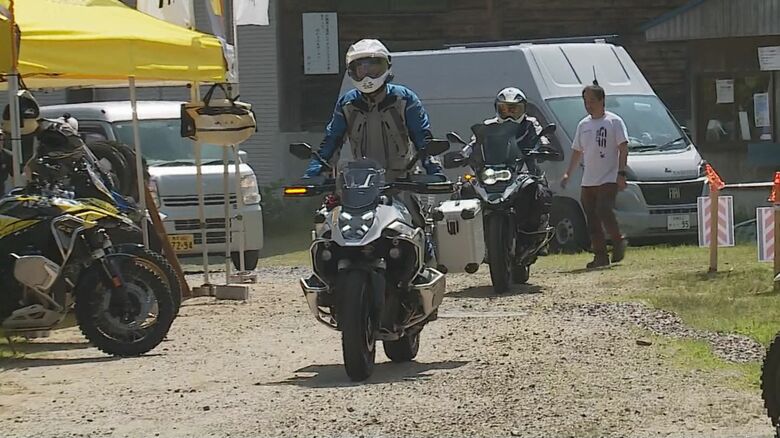 夏場のスキー場に集まる大型バイク