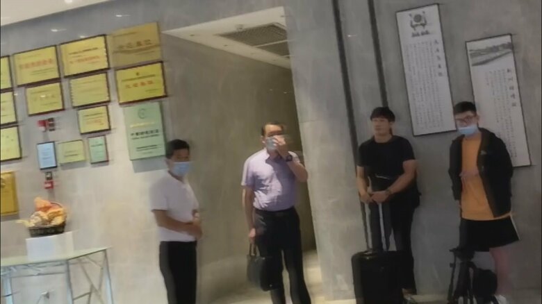 地元政府関係者（左側2人）が記者に最初に接触してきたのは「朝食会場」だった