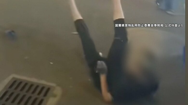 立とうとするも、後ろに倒れ込む人