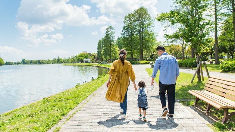 「親の署名」が必要となる場面は多い　イメージ
