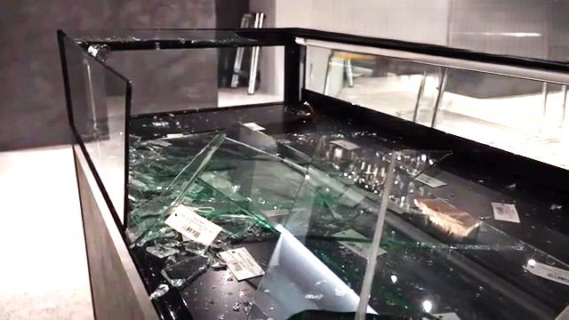 ガラスケースが割られ商品が盗み出された