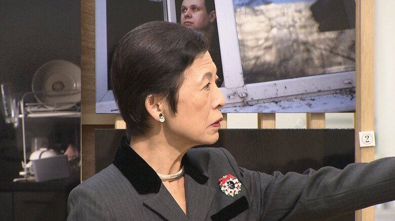 フェンシングの写真の前では日本フェンシング協会名誉会長としての顔も