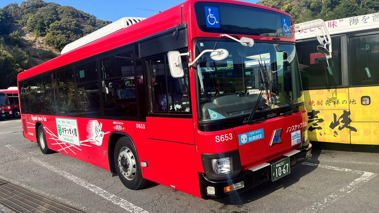 長崎県営バスの車号「S653」がサンタクロースを乗せている