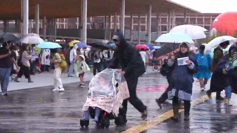 雨が降った6月10日の万博ゲート付近