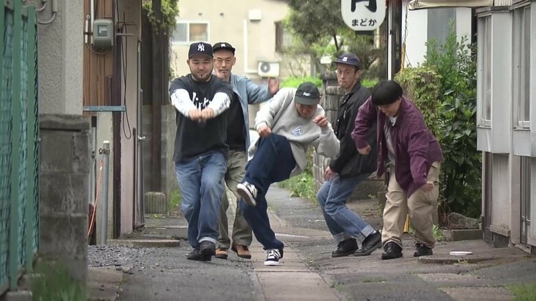 路地裏を独特なダンスで歩く