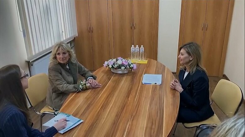 5月8日　両ファーストレディーがウクライナ西部で歓談　左：ジル・バイデン夫人　右：オレナ・ゼレンスカ夫人