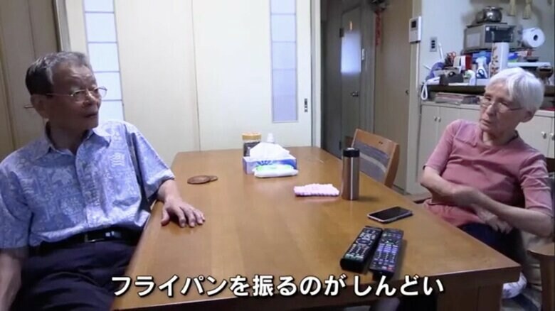 夫・小野栄二さん（79）に相談する康子さん