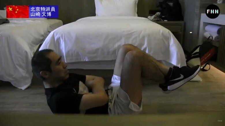 一人黙々と筋トレに励む特派員