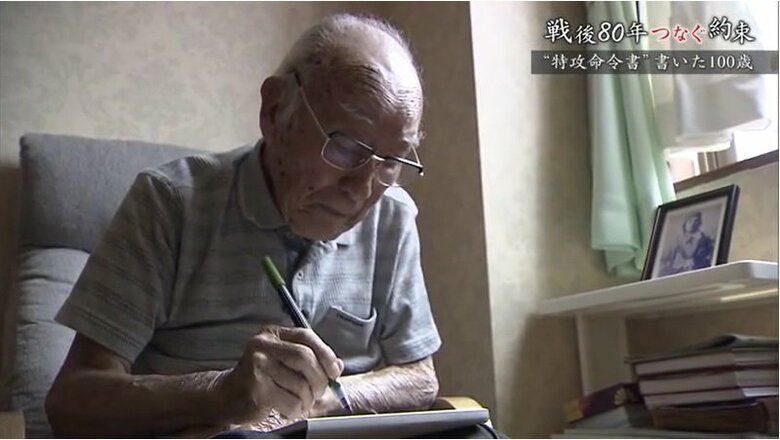 筆を取る多胡さん