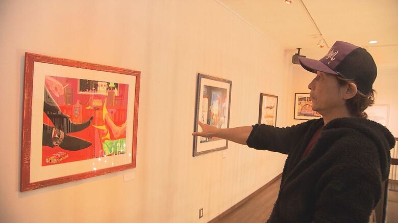 アクリル絵の具で描いた40点を展示