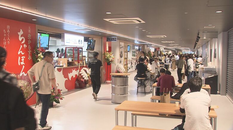 完全キャッシュレスから現金使用可能へ