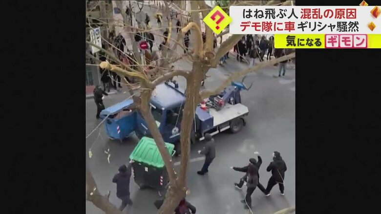 路上で突進してきた車がごみ箱に衝突（画像：Instagram @kmonou）