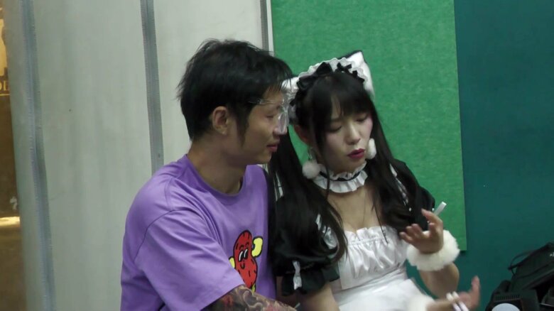 ファンとふれ合う中国の地下アイドル