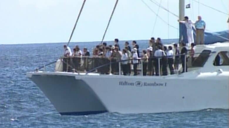 えひめ丸が沈んだ海に献花するご家族（2001年10月）