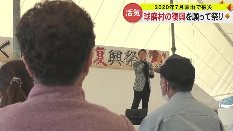 塚原さんの歌を聞く人たち