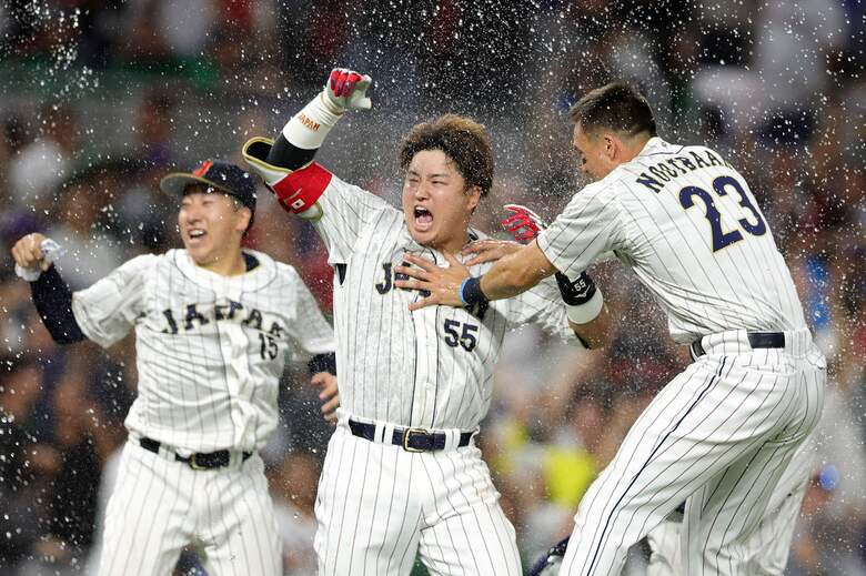WBC準決勝メキシコ戦でサヨナラ打を放ち、喜ぶ村上（中央）（写真：AFP=時事）　