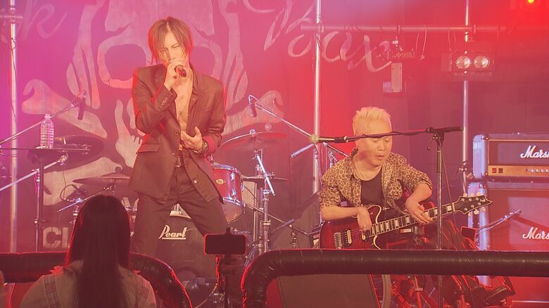 車いすのギタリスト・川崎昭仁さん（右）（3月12日・長野市）