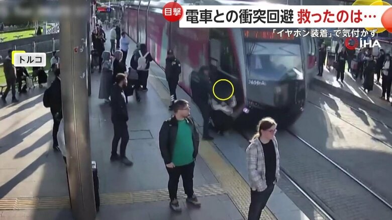 警備員が路面電車にひかれそうな女性を間一髪で救う瞬間（14日、トルコ）⑤
