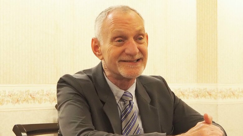 「何歳からでも友だちはできる」と話すロバート氏