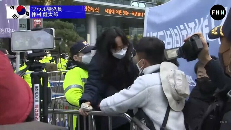 支援団体と保守系団体が衝突…フェンスを乗り越えようとして、警察に制止される一幕も