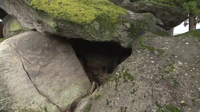 鬼婆が潜んでいたといわれる岩屋