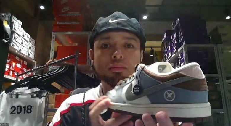 アスファルトと桜の木をイメージした配色と堀米家の家紋を刻印