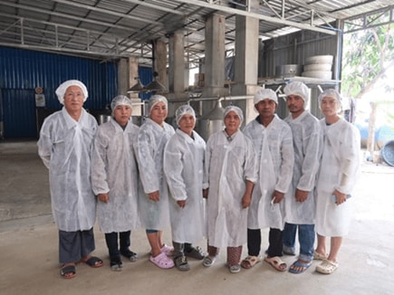 カンボジア「クマエ蒸留」の現地スタッフ
