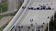 橋に暴走族の大集団　パトカーの“バリケード”で封鎖　挟み撃ちで一網打尽に　アメリカ・カリフォルニア州