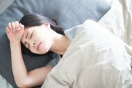 「エアコンを一晩中つける」「フィルターを手入れ」睡眠のプロが教える熱帯夜の“快眠術”と“省エネ”のポイント