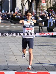 残り500メートルで脅威のスパート！激戦のニューイヤー駅伝を制したのは旭化成　5年ぶり優勝