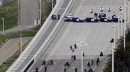 橋に暴走族の大集団　パトカーの“バリケード”で封鎖　挟み撃ちで一網打尽に　アメリカ・カリフォルニア州