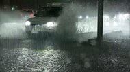 “道路が川”の名古屋　一夜明け被害明らかに　護岸崩落し道路に残された車　冠水で鉄道一部運転見合わせ　きょうも線状降水帯発生か