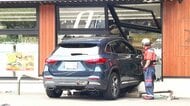 車止めを破壊しコンビニに突っ込む暴走車＿アクセルの操作ミスで急加速か？運転していた60代女性が負傷＿店内の客や従業員にケガなし〈札幌市〉