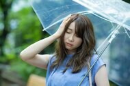 梅雨時期に増える「頭痛」。3割が原因分からない…すぐに病院に行くべき？対処法と適切な付き合い方を聞いた