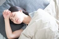 「エアコンを一晩中つけること」睡眠のプロが熱帯夜の快眠術“5つのテクニック”を解説