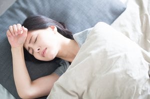 「エアコンを一晩中つけること」睡眠のプロが熱帯夜の快眠術“5つのテクニック”を解説