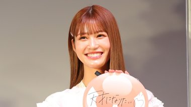 “めるる”生見愛瑠がサンタクロース風衣装で「はっぴーす!」 サンタへのお願いが自由すぎる!?