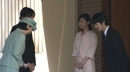 佳子さま、悠仁さまから見送りを受けられる秋篠宮ご夫妻（4日午前8時半ごろ 秋篠宮邸）