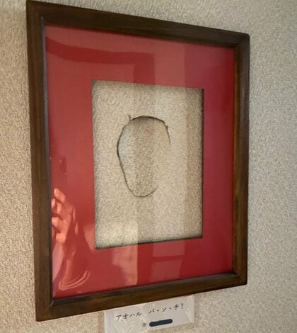 「黒歴史がアートになってた」息子が開けた“壁の穴”を作品にした母親…あえて隠さない理由があった