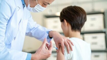 「第8波」と「インフル」の同時流行が心配される中で、新たな変異株も…医師が唱える早めの“両ワクチン接種”の重要性