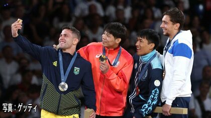 これまで禁止の「表彰式での自撮り」…オリンピック限定モデルのスマホを全選手に配布し“撮影OK”に「広く開かれた大会」へ