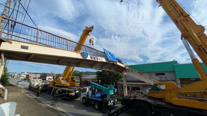 歩道橋が大きく傾く　走行中の大型トラックが接触　撤去作業のため、国道18号の大屋交差点～常田交差点が全面通行止め　長野・東御市